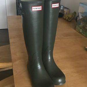 Size 8 Tall Hunter Boots- Like New, worn once